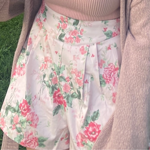 Francesca’s floral pleated shorts - Picture 2 of 6